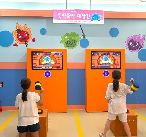 아이들이 게임기 앞에서 몸을 움직이며 플레이하는 모습